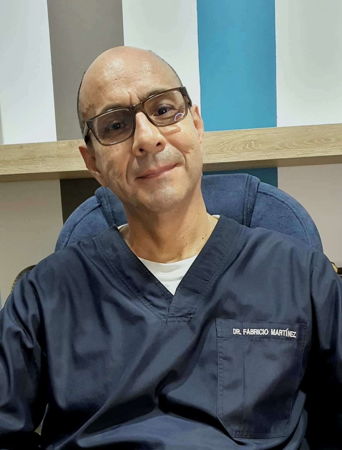 Dr. Fabricio Martínez Rojas, médico con maestría en medicina alternativa, en su consultorio